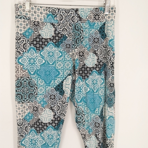 CATO MEDIUM BLUE PATTERNED LOOSE FIT KNIT Capris - Picture 4 of 6